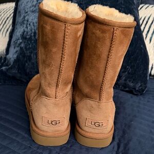 UGG Classic Short Boots - Chestnut Suede